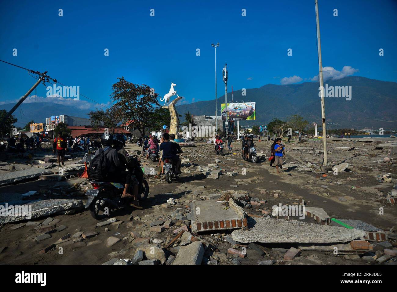 (181001) -- PALU, 1 octobre 2018 -- une photo prise le 1 octobre 2018 montre des débris de bâtiments à Palu après le tremblement de terre meurtrier et le tsunami dans le Sulawesi central, en Indonésie. Plus de 1 203 personnes ont été tuées à Palu, dans le district de Donggala, dans le district de Parigi Mountong et dans le district de North Mamuju, selon l'Institut indonésien de gestion des catastrophes, Care for Humanity et le Centre de données sur l'humanité. (lrz) INDONÉSIE-PROVINCE CENTRALE DE SULAWESI-TREMBLEMENT DE TERRE-TSUNAMI IqbalxLubis PUBLICATIONxNOTxINxCHN Banque D'Images