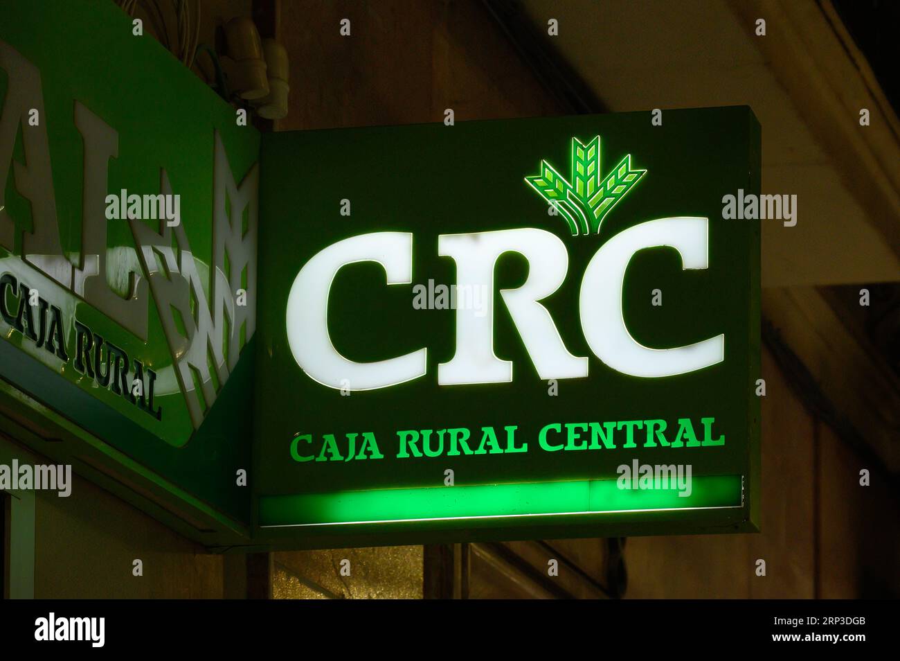 Alicante, Espagne, logo lumineux ou enseigne commerciale pour Caja Rural Central ou CRC Banque D'Images