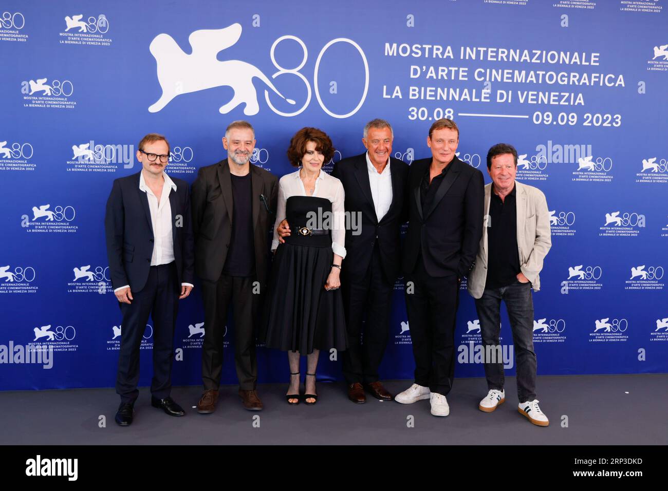 (G-D) Milan Peschel, Fortunato Cerlino, Fanny Ardant, Luca Barbareschi, Oliver Masucci, Joaquim de Almeida, et Paolo Del Brocco assistent à un photocall fo Banque D'Images