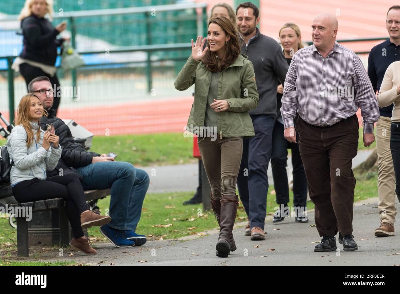 (181002) -- LONDRES, le 2 octobre 2018 -- Catherine (C), duchesse de Cambridge, est vue lors d'une visite à l'école forestière Sayers Croft et au Wildlife Garden au Paddington Recreation Ground à Londres, Grande-Bretagne, le 2 octobre 2018.) BRETAGNE-LONDRES-DUCHESSE DE CAMBRIDGE RayxTang PUBLICATIONxNOTxINxCHN Banque D'Images