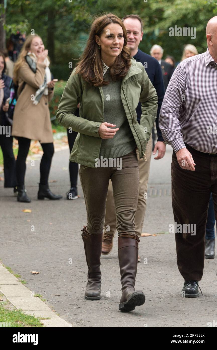 (181002) -- LONDRES, le 2 octobre 2018 -- Catherine, duchesse de Cambridge (L, Front), est vue lors d'une visite à l'école forestière Sayers Croft et au jardin de la faune au Paddington Recreation Ground à Londres, Grande-Bretagne, le 2 octobre 2018.) BRETAGNE-LONDRES-DUCHESSE DE CAMBRIDGE RayxTang PUBLICATIONxNOTxINxCHN Banque D'Images