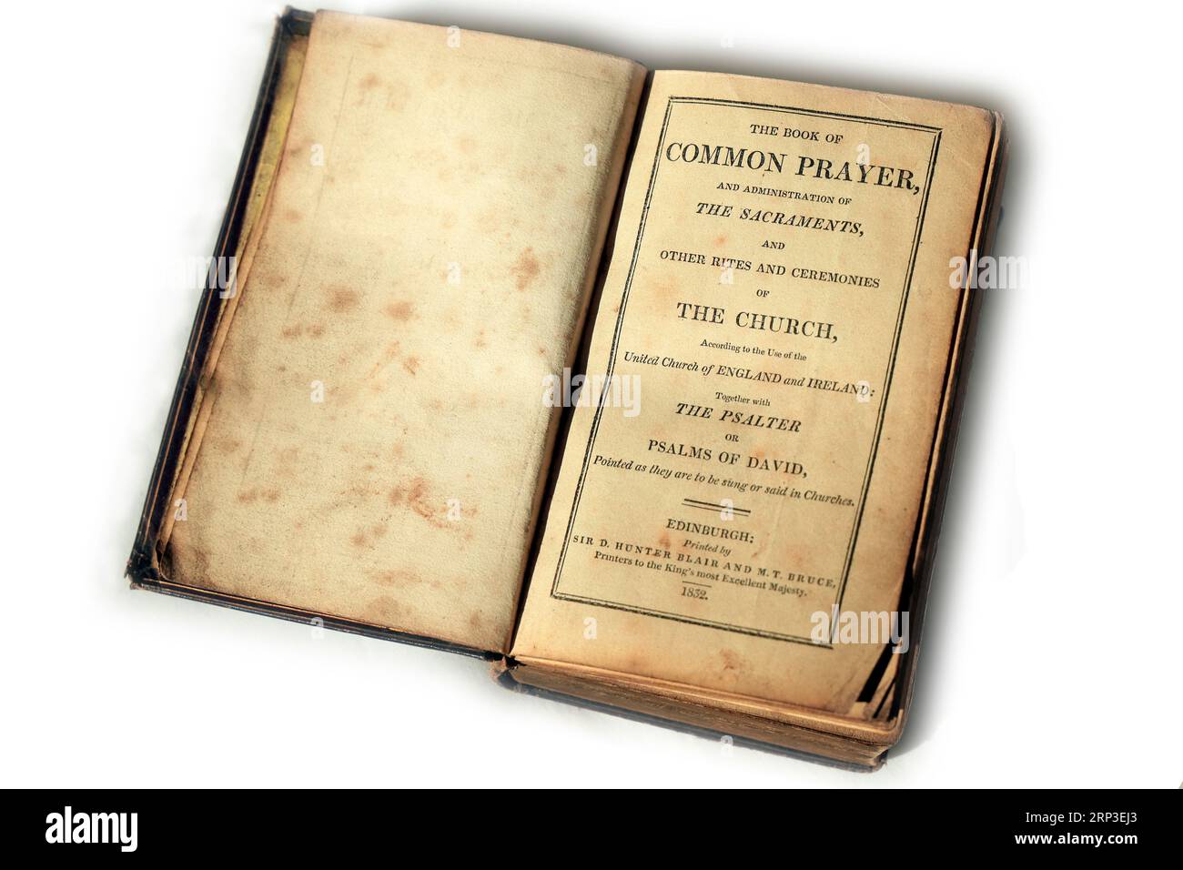 Page de titre d'un ancien exemplaire du Livre de prière commune. Couverture de livre, installation de studio. Banque D'Images