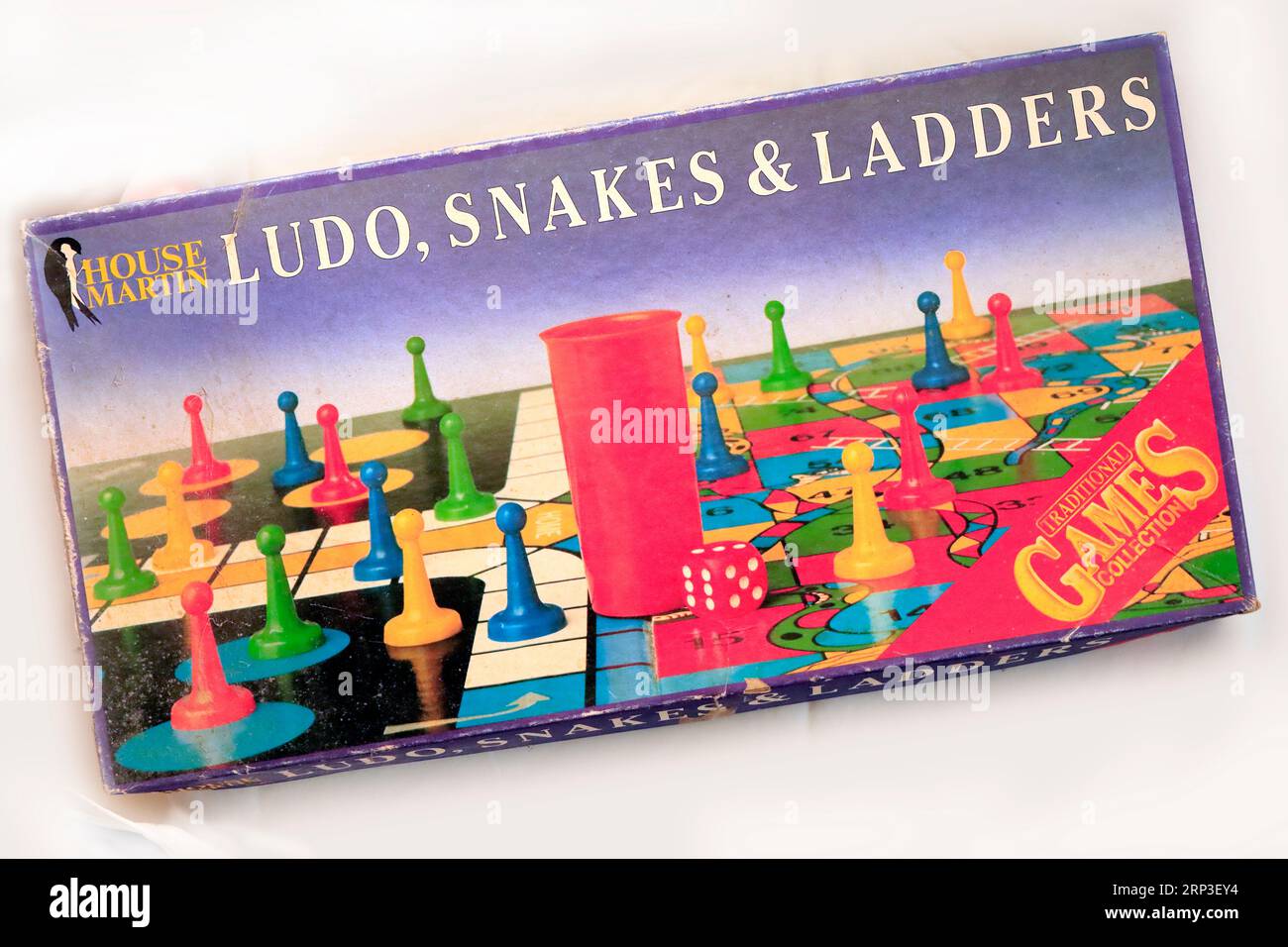 Vieille boîte de jeux - Ludo, Snakes & Ladders. Configuration du studio Banque D'Images