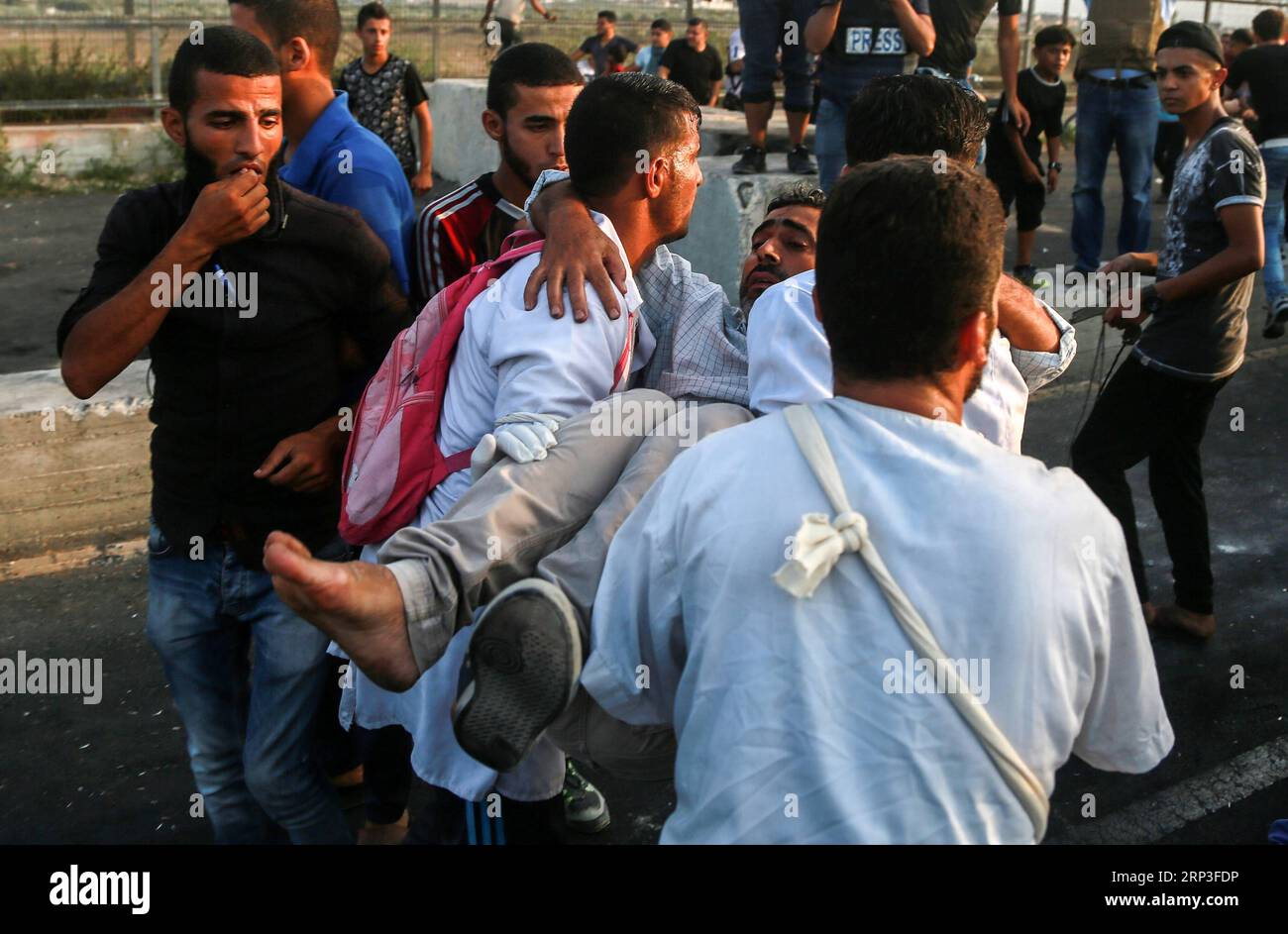 (181003) -- GAZA, 3 octobre 2018 () -- des médecins palestiniens transportent un blessé lors d'affrontements avec des soldats israéliens au poste d'Erez près de la frontière avec Israël, dans le nord de la bande de Gaza, le 3 octobre 2018. Des soldats israéliens stationnés à la frontière avec le nord de la bande de Gaza ont abattu mercredi soir un adolescent palestinien lors d'affrontements avec des dizaines de manifestants palestiniens, ont déclaré des médecins. () MIDEAST-GAZA-AFFRONTEMENTS Xinhua PUBLICATIONxNOTxINxCHN Banque D'Images