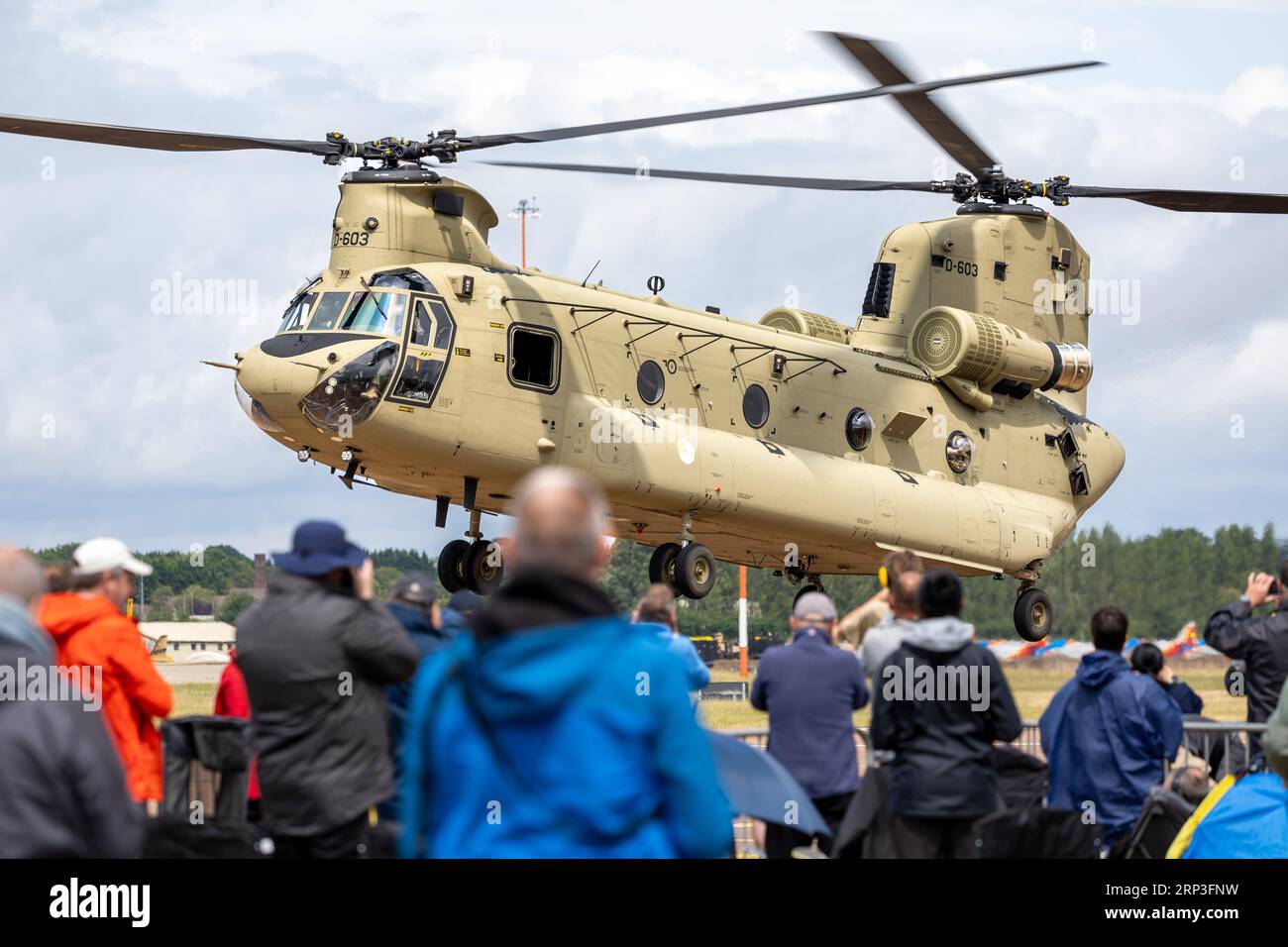 Royal Netherlands Air Force - Boeing CH-47F Chinook, arrivant à la RAF Fairford pour le Royal International Air Tattoo 2023. Banque D'Images