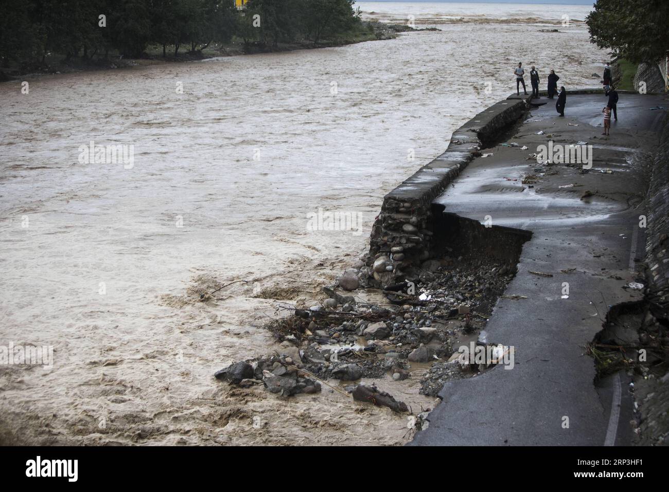 (181007) -- TONEKABON, 7 octobre 2018 -- la photo prise le 6 octobre 2018 montre la rivière inondée dans la ville de Tonekabon, dans la province de Mazandaran, au nord de l'Iran, le 6 octobre 2018. Les fortes pluies dans les régions nord et nord-ouest de l'Iran au cours des deux derniers jours ont coûté la vie à au moins sept personnes, a rapporté samedi l'agence de presse semi-officielle ISNA. (dtf) IRAN-TONEKABON-FLOOD AhmadxHalabisaz PUBLICATIONxNOTxINxCHN Banque D'Images