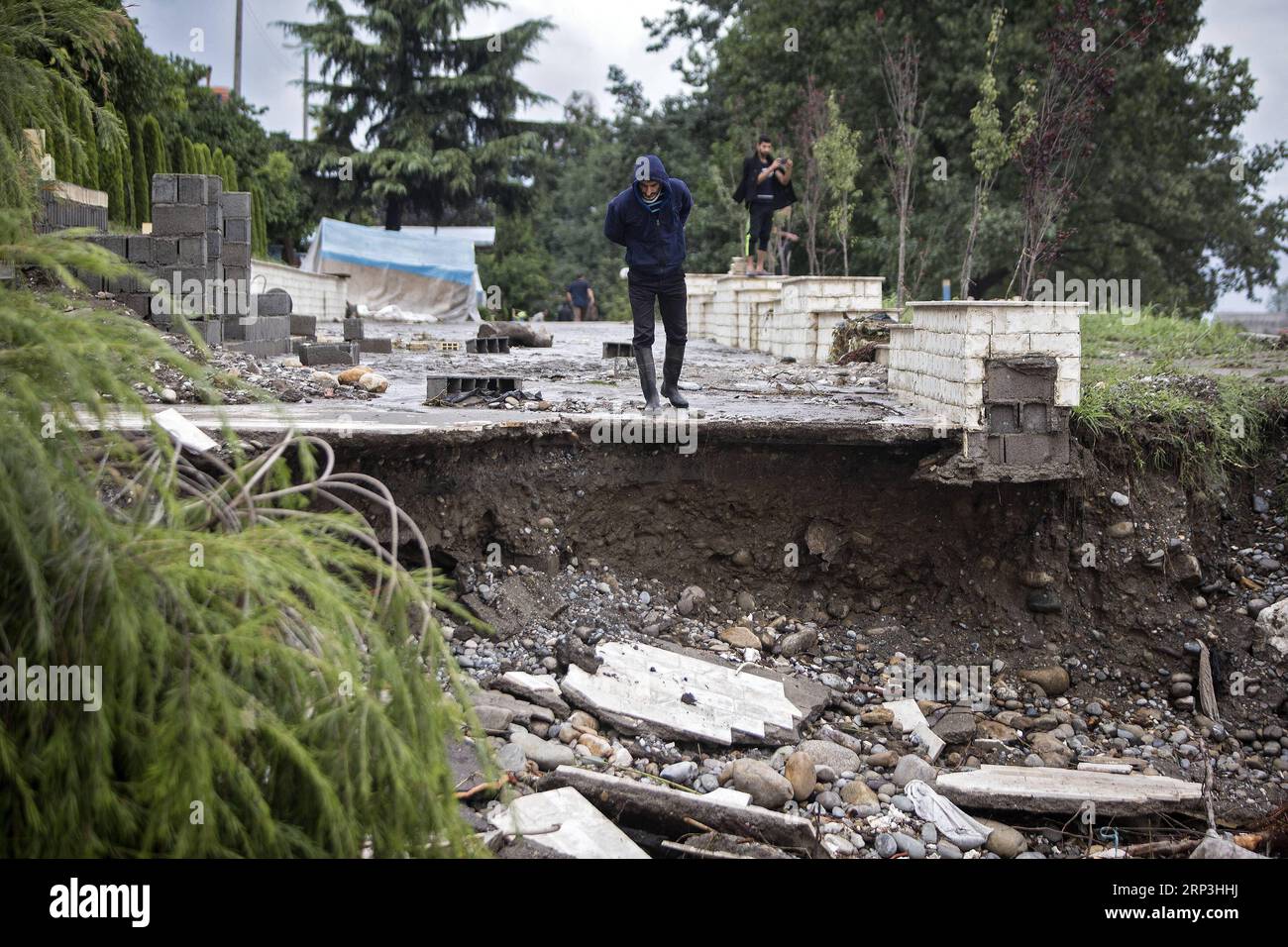 (181007) -- TONekabon, 7 octobre 2018 -- Un homme regarde un bâtiment détruit après une inondation causée par de fortes pluies dans la ville de Tonekabon, dans la province de Mazandaran, au nord de l'Iran, le 6 octobre 2018. Les fortes pluies dans les régions nord et nord-ouest de l'Iran au cours des deux derniers jours ont coûté la vie à au moins sept personnes, a rapporté samedi l'agence de presse semi-officielle ISNA. (dtf) IRAN-TONEKABON-FLOOD AhmadxHalabisaz PUBLICATIONxNOTxINxCHN Banque D'Images