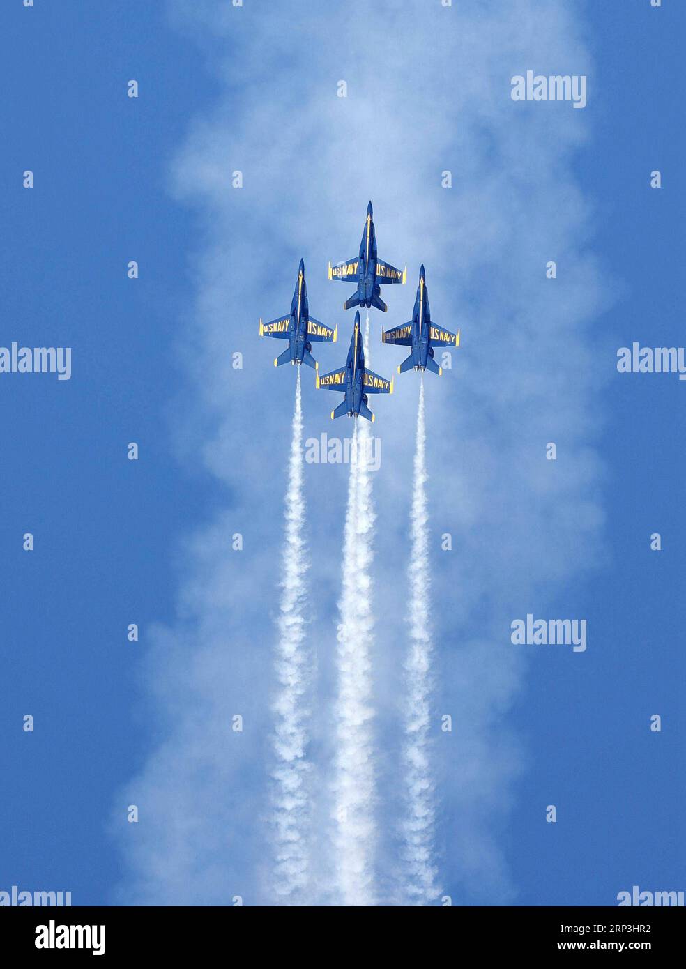 (181007) -- SAN FRANCISCO, le 7 octobre 2018 -- les Blue Angels de la marine américaine jouent dans un spectacle aérien des activités annuelles de la Fleet week à San Francisco, aux États-Unis, le 6 octobre 2018.) (Xr) U.S.-SAN FRANCISCO-FLEET WEEK-AIR SHOW DongxXudong PUBLICATIONxNOTxINxCHN Banque D'Images