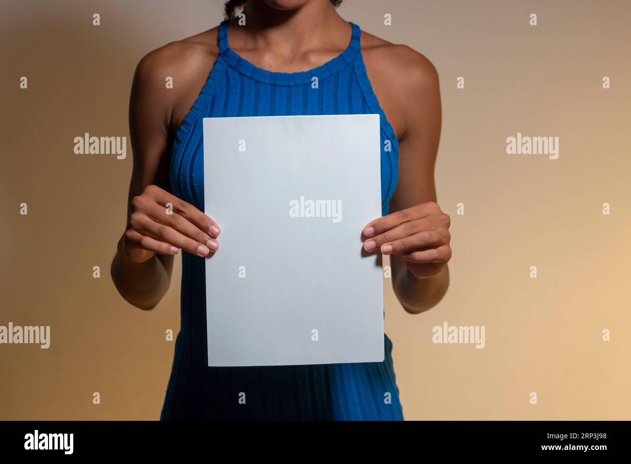 Jeune femme dans une robe moulante bleue tenant un signe vierge Banque D'Images