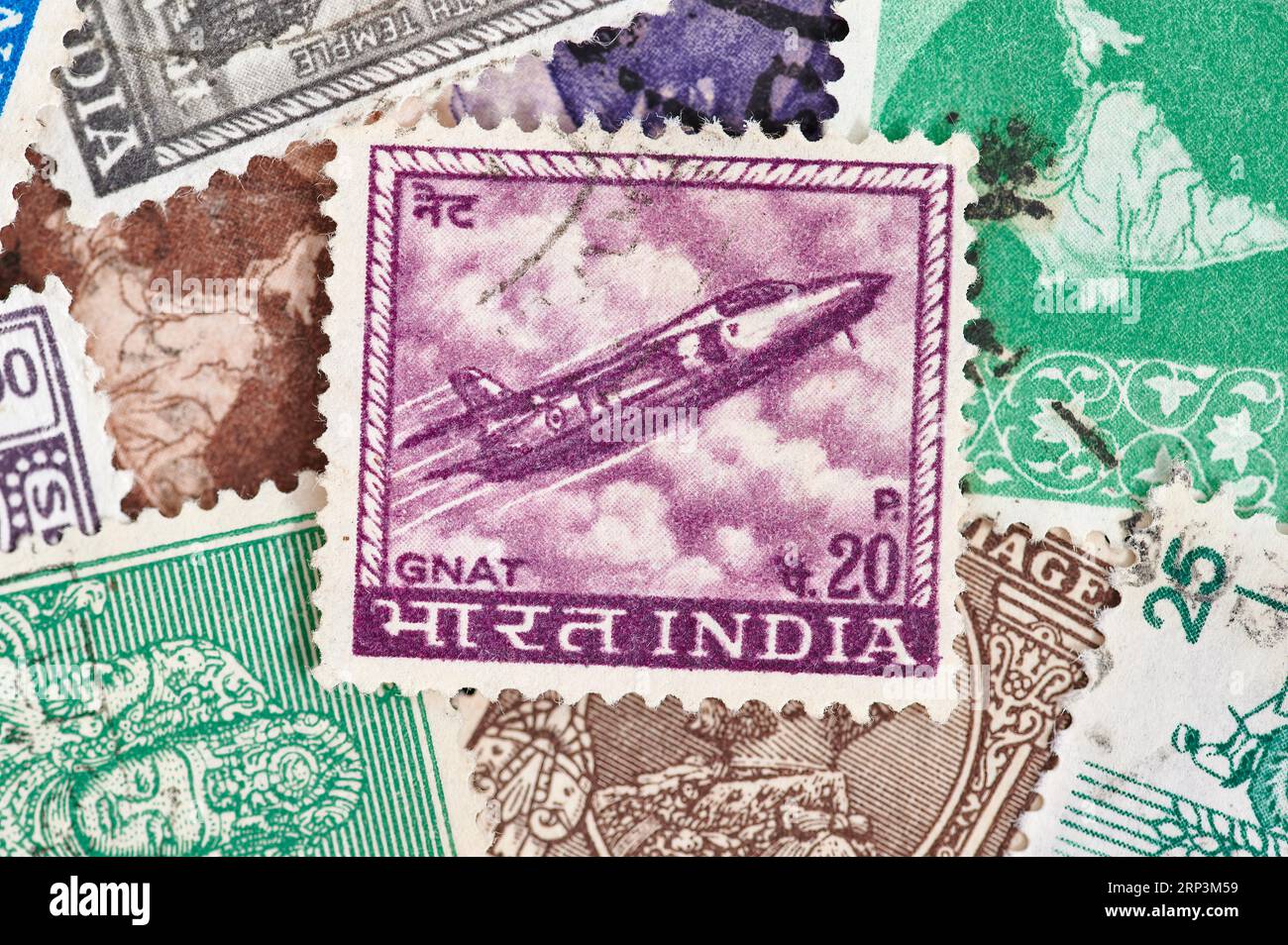 Madrid, Espagne ; 08-13-2023, timbre-poste indien, d'une valeur de 20 pence roupies avec une illustration de l'avion de combat militaire ''GNAt''. (1967) avec mo Banque D'Images