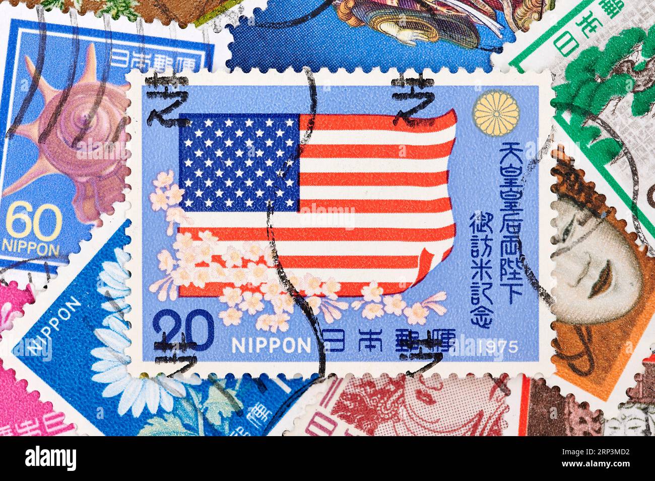 Madrid, Espagne ; 08-13-2023, timbre-poste commémorant la visite de l'empereur et de l'impératrice du Japon aux États-Unis avec plus de timbres formant un b. Banque D'Images