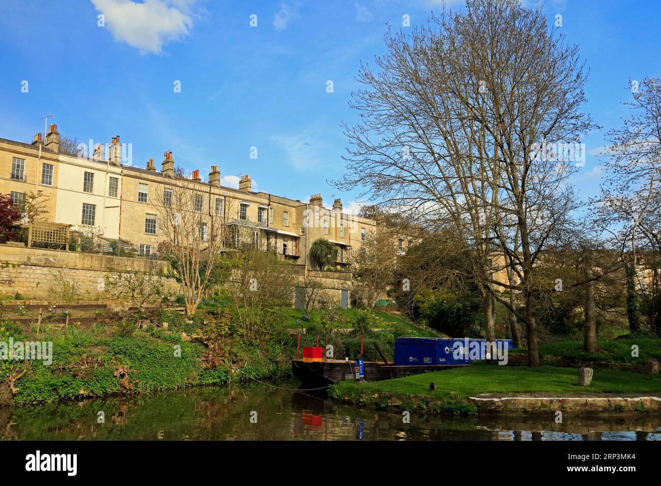 Bateau utilitaire fluvial le long du canal Kennet et Avon à Bath. Prise en avril 2023. cym Banque D'Images