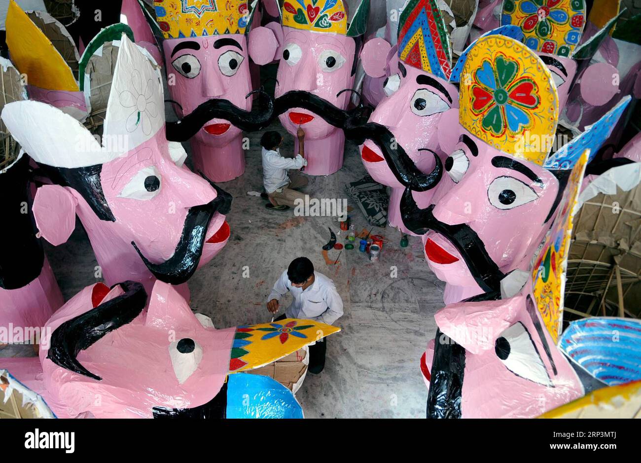 (181011) -- JAMMU, 11 octobre 2018 -- des ouvriers préparent des effigies du roi démon Ravana avant le festival hindou Dussehra à Jammu, la capitale hivernale du Cachemire contrôlé par l'Inde, le 11 octobre 2018. Les effigies seront brûlées pendant la fête signifiant la victoire du bien sur le mal.) cl) KASHMIR-JAMMU-DUSSEHRA FESTIVAL-PRÉPARATION DE Stringer PUBLICATIONxNOTxINxCHN, CONTRÔLÉ par L ' INDE Banque D'Images