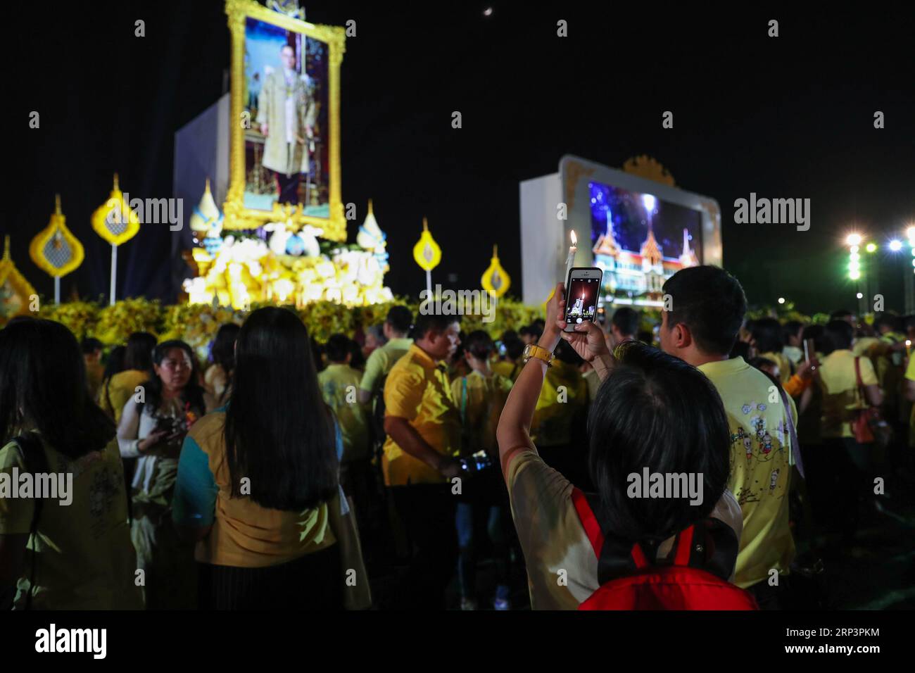 (181013) -- BANGKOK, le 13 octobre 2018 -- des personnes assistent à la cérémonie commémorative du défunt roi thaïlandais Bhumibol Adulyadej à Bangkok, Thaïlande, le 13 octobre 2018. )(dh) THAÏLANDE-BANGKOK-RETARD ROI-COMMÉMORATION ZhangxKeren PUBLICATIONxNOTxINxCHN Banque D'Images