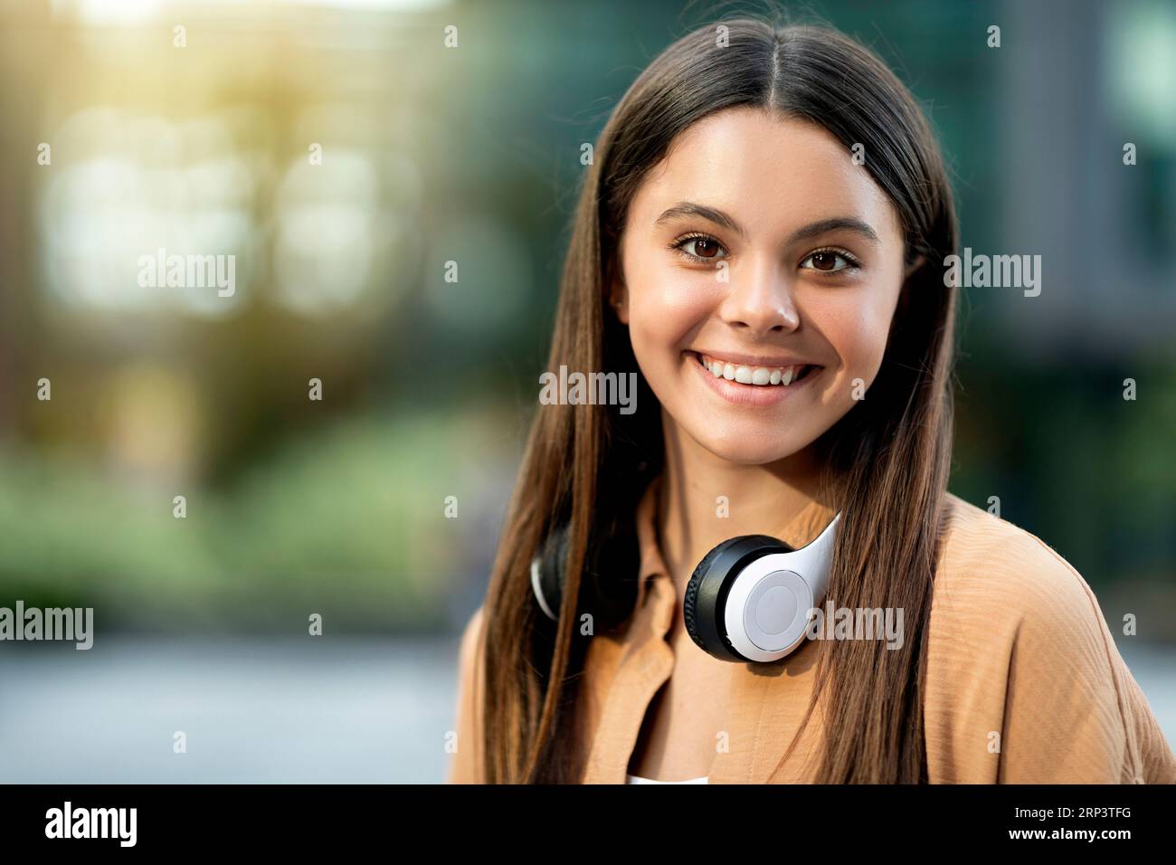 Jolie jeune étudiante hispanique brunette posant sur le campus universitaire Banque D'Images