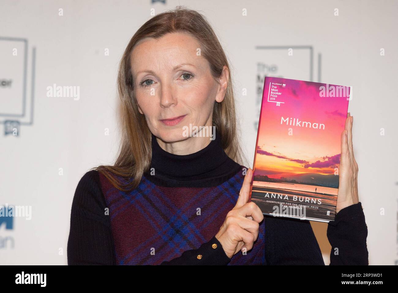 (181017) -- LONDRES, 17 octobre 2018 -- la romancière Anna Burns pose avec son œuvre Milkman lors d'un photocall au Royal Festival Hall de Londres, en Grande-Bretagne, le 14 octobre 2018. La romancière Anna Burns d'Irlande du Nord a remporté le Prix Man Booker pour la fiction pour son œuvre Milkman , annoncé mardi soir. )(zhf) BRITAIN-LONDON-MAN BOOKER PRIZE RayxTang PUBLICATIONxNOTxINxCHN Banque D'Images