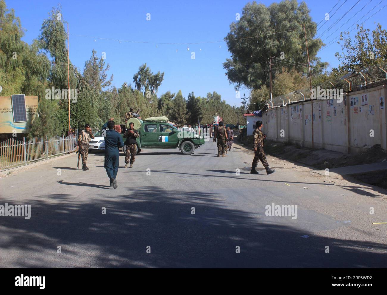 (181017) -- LASHKAR GAH, le 17 octobre 2018 -- des membres des forces de sécurité afghanes inspectent sur le site d'une explosion à Lashkar Gah, province de Helmand, Afghanistan, le 17 octobre 2018. Une bombe a déchiré le bureau de campagne du principal candidat parlementaire Abdul Jabar Qahraman dans la capitale provinciale Lashkar Gah de Helmand, le tuant et en blessant huit autres, a déclaré mercredi un responsable de la police. Abdul Aziz Safdari) (wtc) AFGHANISTAN-HELMAND-CAMPAGNE ÉLECTORALE XinhuaxKabul PUBLICATIONxNOTxINxCHN Banque D'Images