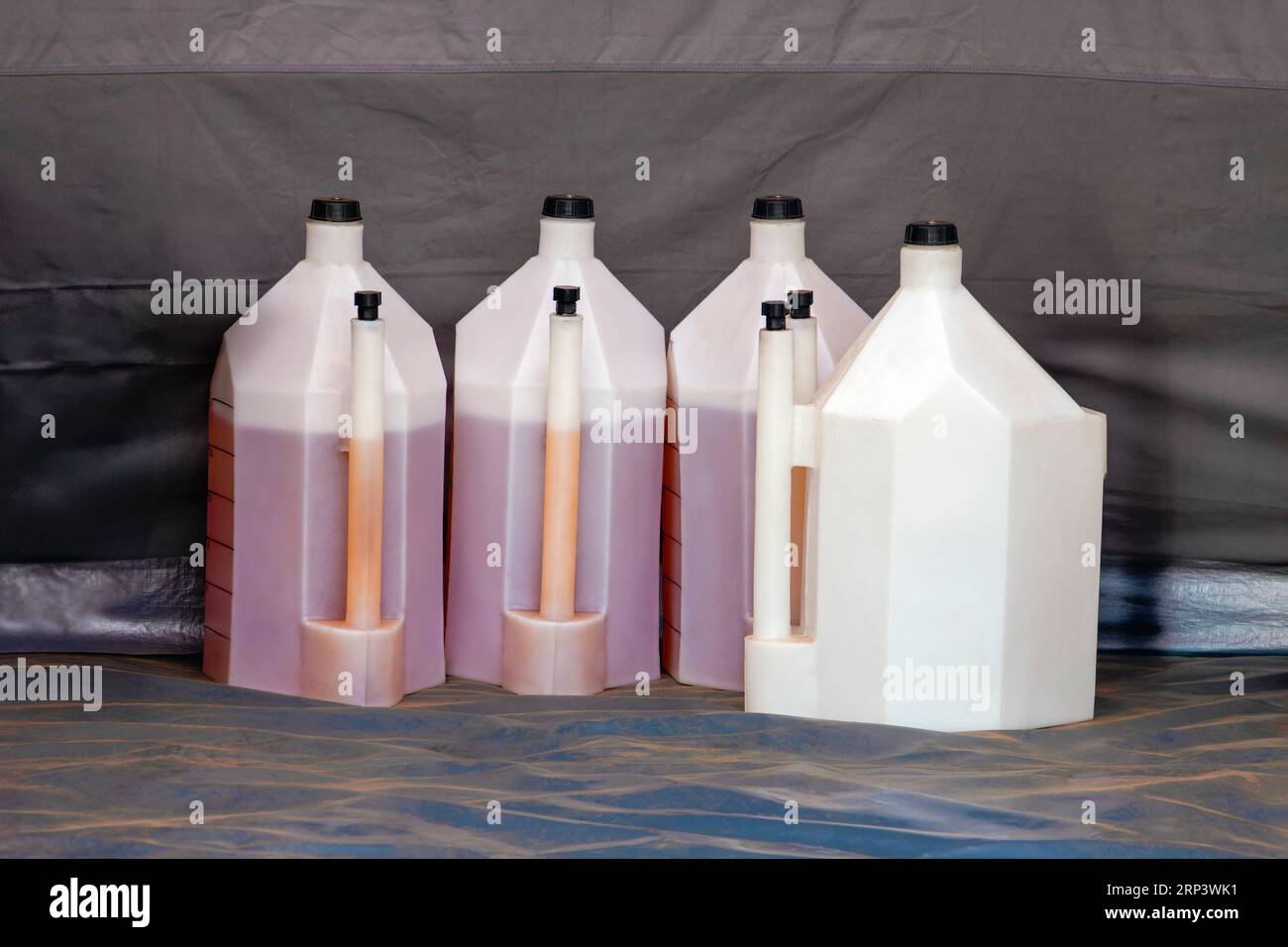 voitures de course d'endurance, équipées d'un bouchon de remplissage de rupture sèche, pour remplir, comprimer la buse pour libérer le carburant plus rapidement Banque D'Images