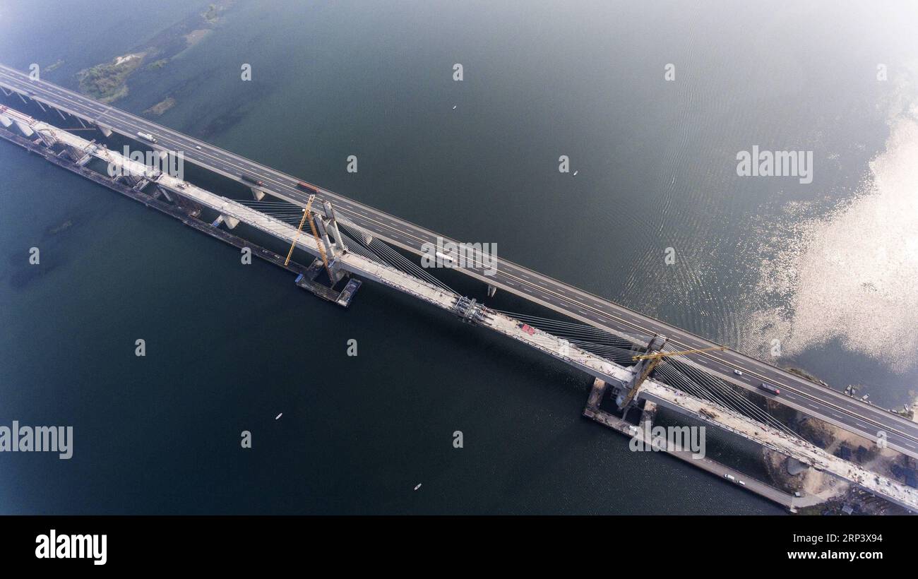 (181018) -- XIANGYANG, 18 octobre 2018 (Xinhua) -- une photo aérienne prise le 18 octobre 2018 montre le site de construction du pont Hanjiang du chemin de fer Menghua traversant la rivière Hanjiang dans la ville de Xiangyang, dans la province du Hubei, au centre de la Chine. La fermeture de la section principale du pont Hanjiang a été achevée jeudi. Le chemin de fer de Menghua est une voie de transport du charbon de 1 817 kilomètres reliant la région autonome de Mongolie intérieure, riche en charbon du nord de la Chine, au centre et au sud de la Chine. (Xinhua/Jin Wei)(sxk) CHINA-HUBEI-RAILWAY-CONSTRUCTION (CN) PUBLICATIONxNOTxINxCHN Banque D'Images