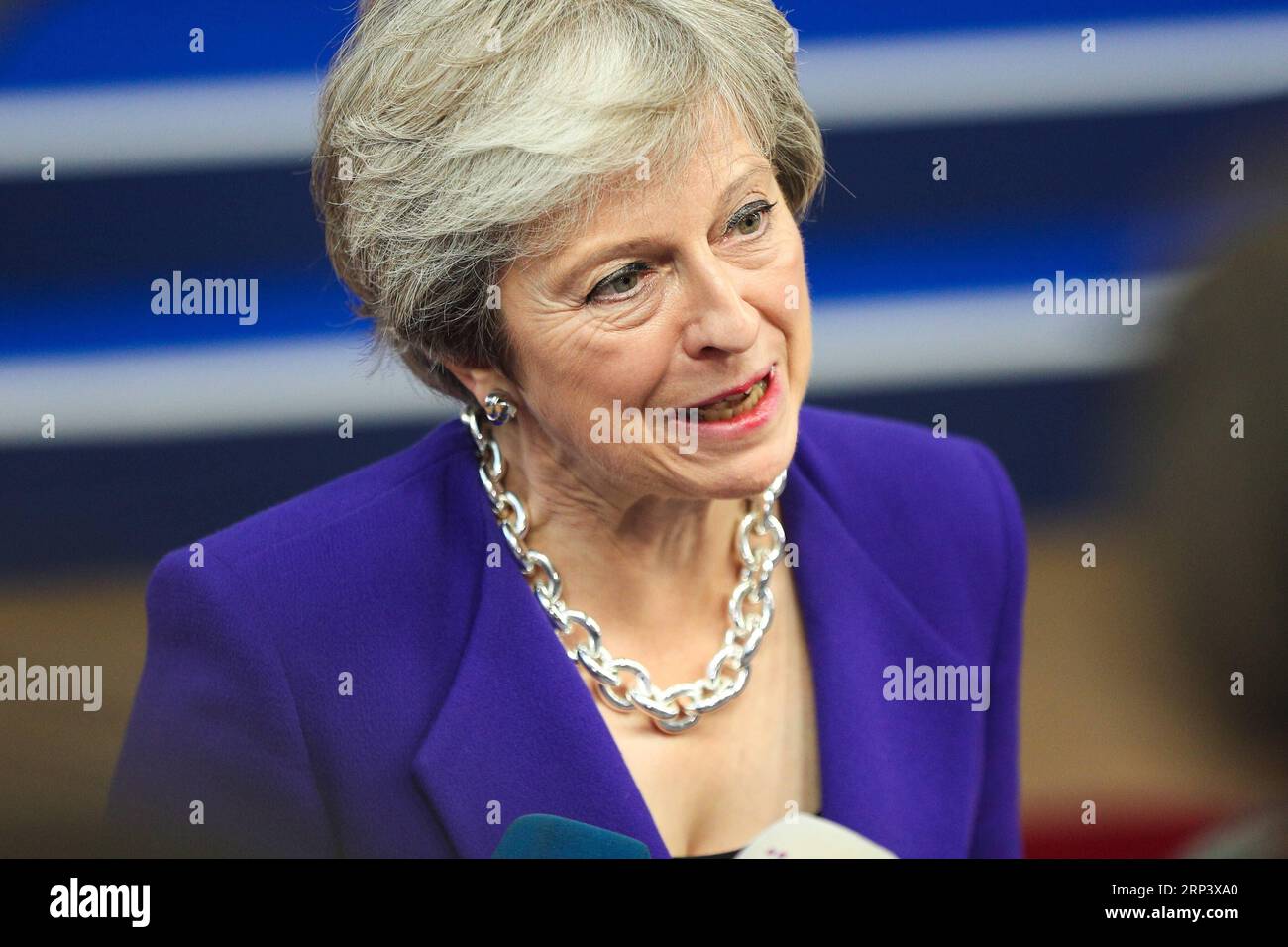 (181018) -- BRUXELLES, le 18 octobre 2018 -- la première ministre britannique Theresa May s'adresse aux médias à son arrivée au Conseil européen à Bruxelles, Belgique, le 18 octobre 2018.) (Jmmn) SOMMET BELGIQUE-BRUXELLES-UE ZhengxHuansong PUBLICATIONxNOTxINxCHN Banque D'Images