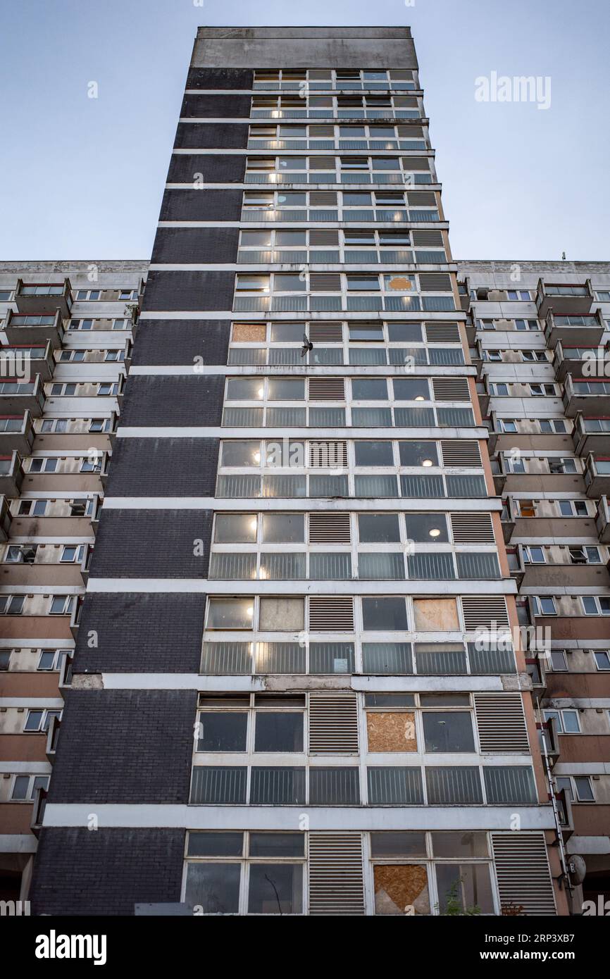 Vue du sol vers le haut de la façade de cage d'escalier, Inkerman House un bloc de tour délabré à Aston, Birmingham, Royaume-Uni, 2023. UK Housing Estate. Banque D'Images