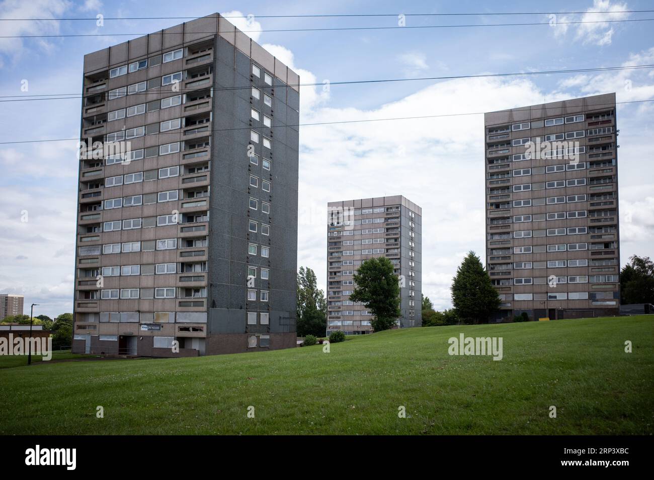 Trois tours grises abandonnées à Druids Heath, Birmingham, sont vides, en attente de démolition. Angleterre, Royaume-Uni, 2023. Banque D'Images