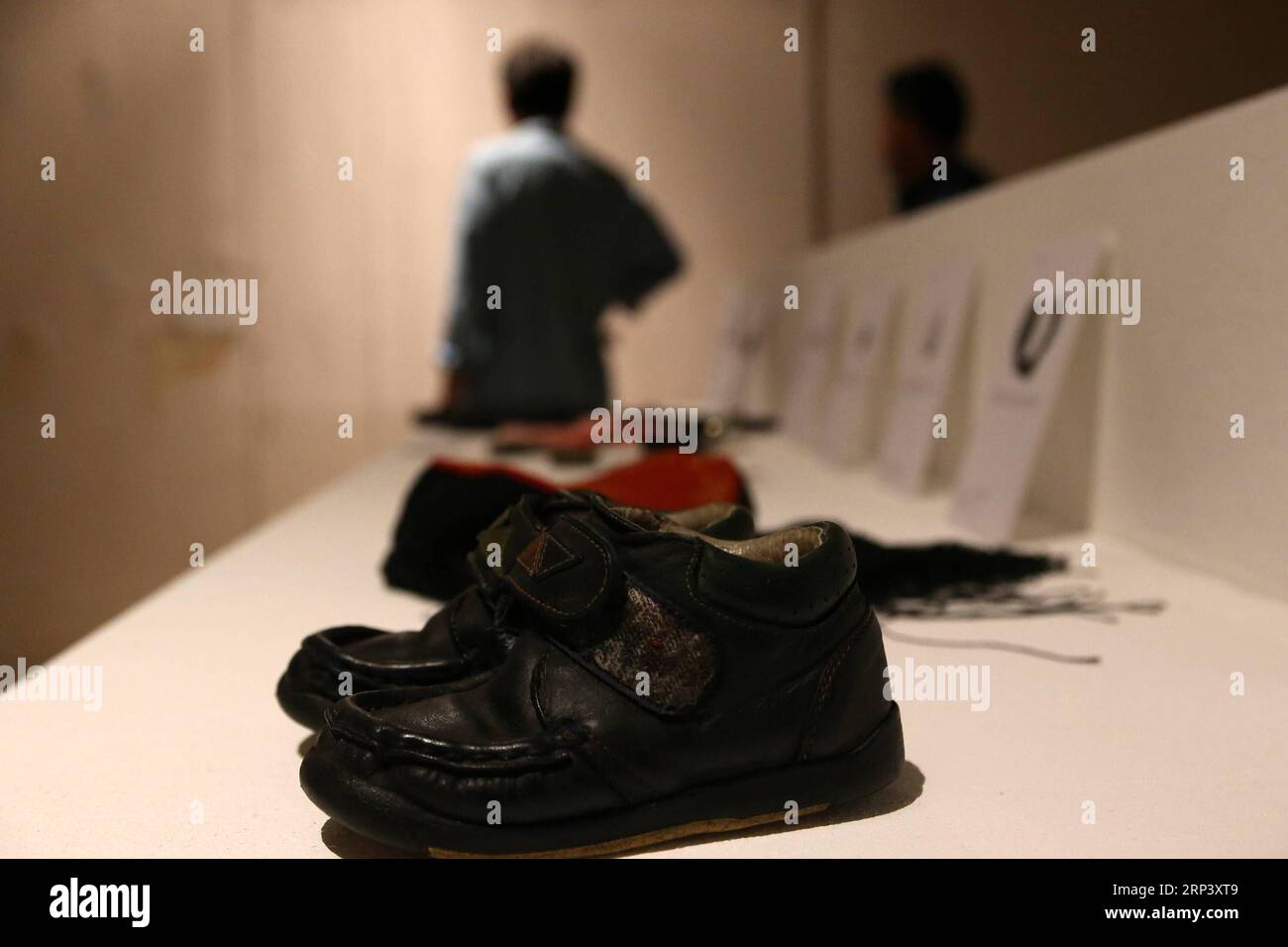 (181018) -- ATHÈNES, 18 octobre 2018 -- une photo prise le 17 octobre 2018 montre une paire de chaussures d'un réfugié inconnu dans l'exposition Outcast Europe, Memories of Displacement and Movement à Athènes, Grèce. L'exposition Outcast Europe, Memories of Displacement and Movement durera jusqu'au 27 octobre en parallèle avec des concerts, des projections de films et des soirées de poésie. GRÈCE-ATHÈNES-EXPOSITION-RÉFUGIÉS MariosxLolos PUBLICATIONxNOTxINxCHN Banque D'Images