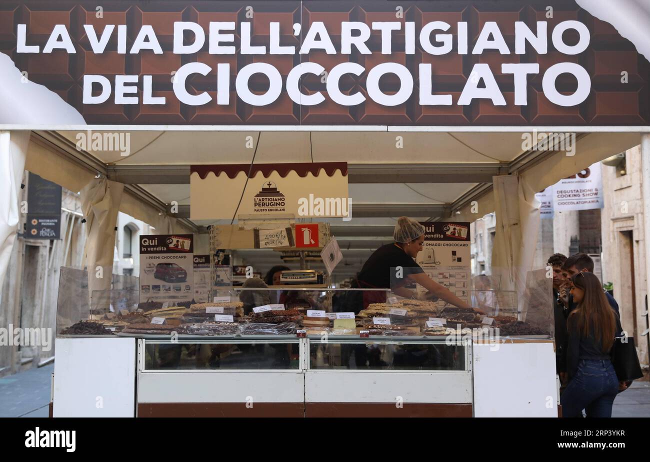(181019) -- PÉROUSE (ITALIE), 19 octobre 2018 -- les visiteurs regardent les produits chocolatés lors du 25e Eurochocolate à Pérouse, Italie, le 19 octobre 2018. Le 25e festival international du chocolat Eurochocolate a débuté vendredi à Pérouse, une ville italienne avec une tradition de production de chocolat. Le festival annuel offrait une variété d'activités, y compris des expositions d'art de chocolat, des dégustations de chocolat, des spectacles de rue et des sculptures de chocolat.) ITALIE-PERUGIA-EUROCHOCOLATE ChengxTingting PUBLICATIONxNOTxINxCHN Banque D'Images