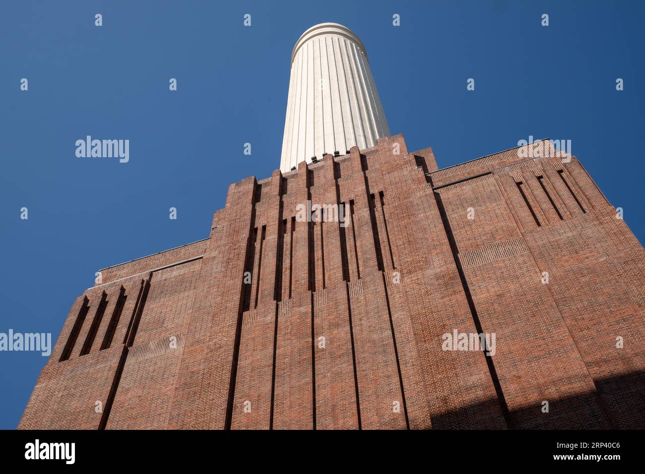 Cheminée à Battersea Power Station, Londres. Structure récemment rénovée de l'entre-deux-guerres qui est maintenant un système à usage mixte qui comprend le divertissement et la vente au détail. Banque D'Images