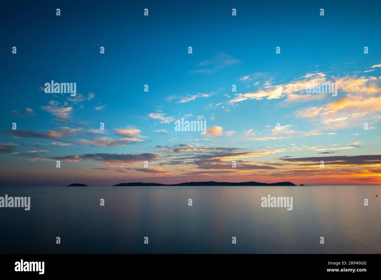 Coucher de soleil tombant sur l'île ONS en Galice, Espagne, vu des airs. Cette île a été désignée zone de protection spéciale pour la vie des oiseaux en 2001 par Banque D'Images