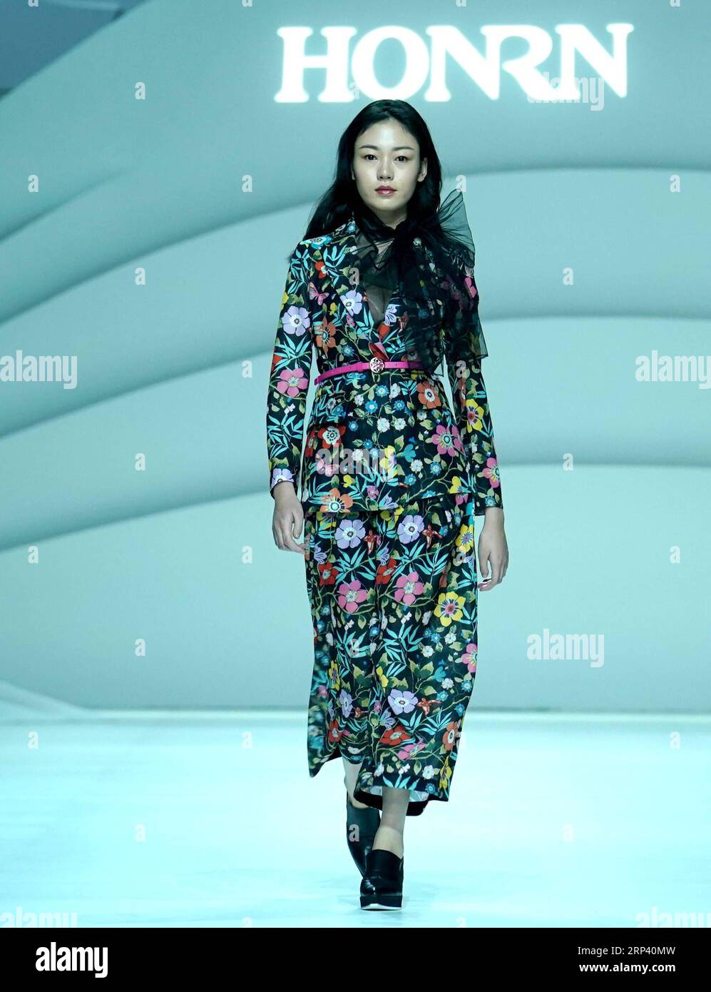 (181021) -- WUHAN, 21 octobre 2018 (Xinhua) -- Un modèle présente une création de la marque chinoise Honrn lors du salon d'ouverture de la semaine de la mode de Wuhan 2018 à Wuhan, dans la province du Hubei en Chine centrale, le 20 octobre 2018. L'événement de cinq jours a débuté samedi dans une zone de mode nommée Red T à Wuhan. (Xinhua/Chen Jianli)(gxn) CHINA-HUBEI-WUHAN-FASHION WEEK (CN) PUBLICATIONxNOTxINxCHN Banque D'Images