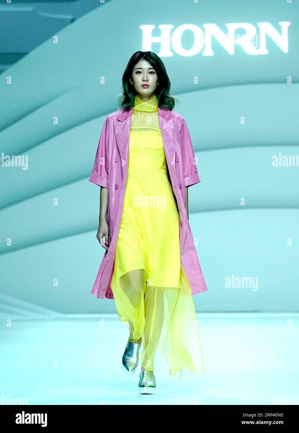 (181021) -- WUHAN, 21 octobre 2018 (Xinhua) -- Un modèle présente une création de la marque chinoise Honrn lors du salon d'ouverture de la semaine de la mode Wuhan 2018 à Wuhan, capitale de la province du Hubei en Chine centrale, le 20 octobre 2018. L'événement de cinq jours a débuté samedi dans une zone de mode nommée Red T à Wuhan. (Xinhua/Chen Jianli)(gxn) CHINA-HUBEI-WUHAN-FASHION WEEK (CN) PUBLICATIONxNOTxINxCHN Banque D'Images