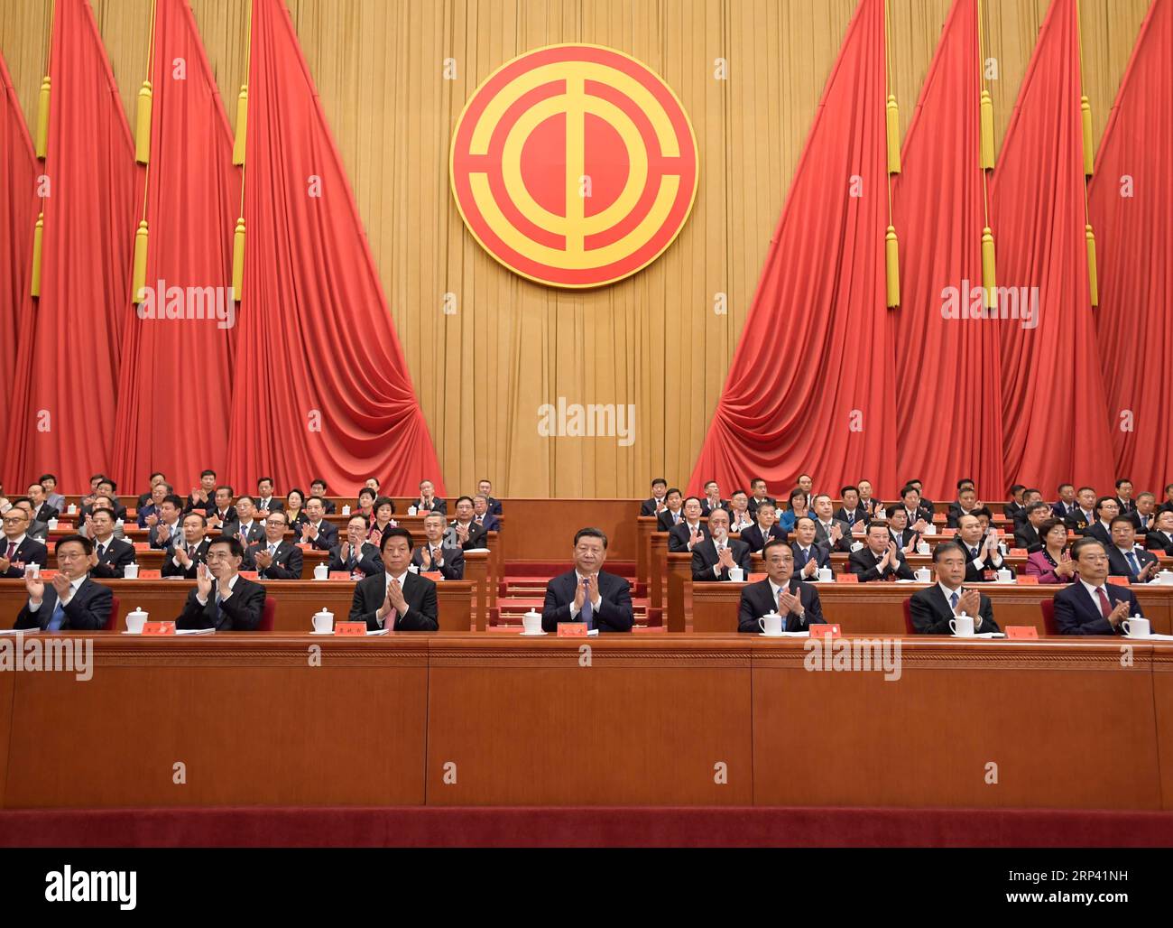 (181022) -- PÉKIN, 22 octobre 2018 -- les dirigeants chinois Xi Jinping, Li Keqiang, Li Zhanshu, Wang Yang, Wang Huning, Zhao Leji et Han Zheng assistent à la séance d'ouverture du 17e Congrès national de la Fédération panchinoise des syndicats (ACFTU) à Beijing, capitale de la Chine, le 22 octobre 2018. (Wyo) CHINA-BEIJING-ACFTU-17E CONGRÈS NATIONAL-OUVERTURE (CN) LixXueren PUBLICATIONxNOTxINxCHN Banque D'Images