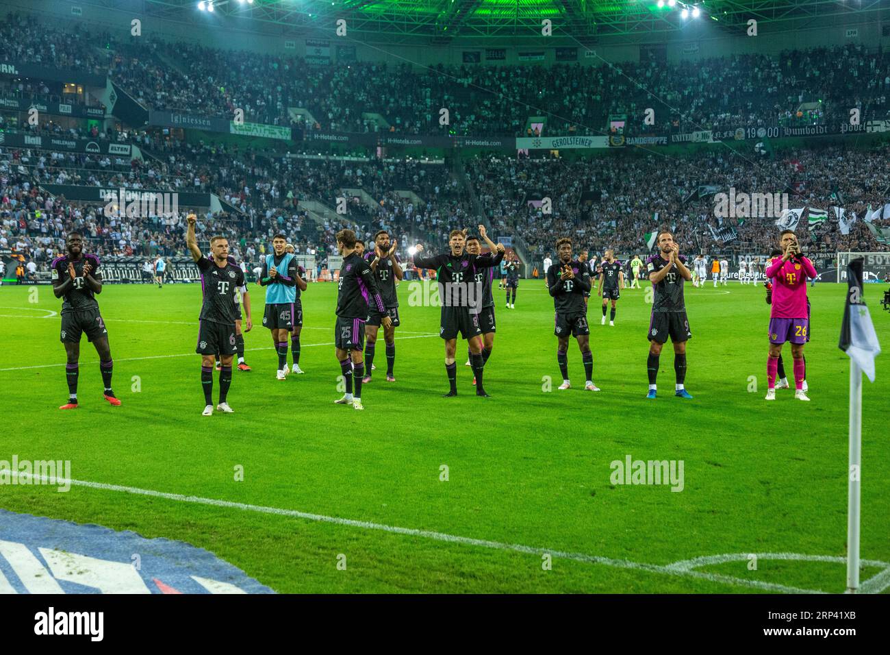 Sports, football, Bundesliga, 2023/2024, Borussia Moenchengladbach vs FC Bayern Munich 1-2, Stadium Borussia Park, Munich team remercient pour le soutien à leurs fans de football, LES RÈGLEMENTS DFL INTERDISENT TOUTE UTILISATION DE PHOTOGRAPHIES COMME SÉQUENCES D'IMAGES ET/OU QUASI-VIDÉO Banque D'Images