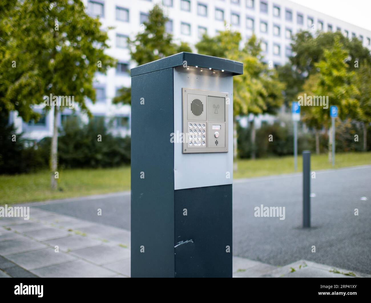 Système d'interphone pour l'accès à un parking. La technologie de communication permet les appels et dispose d'une plaque de numérotation numérique avec des numéros. Banque D'Images