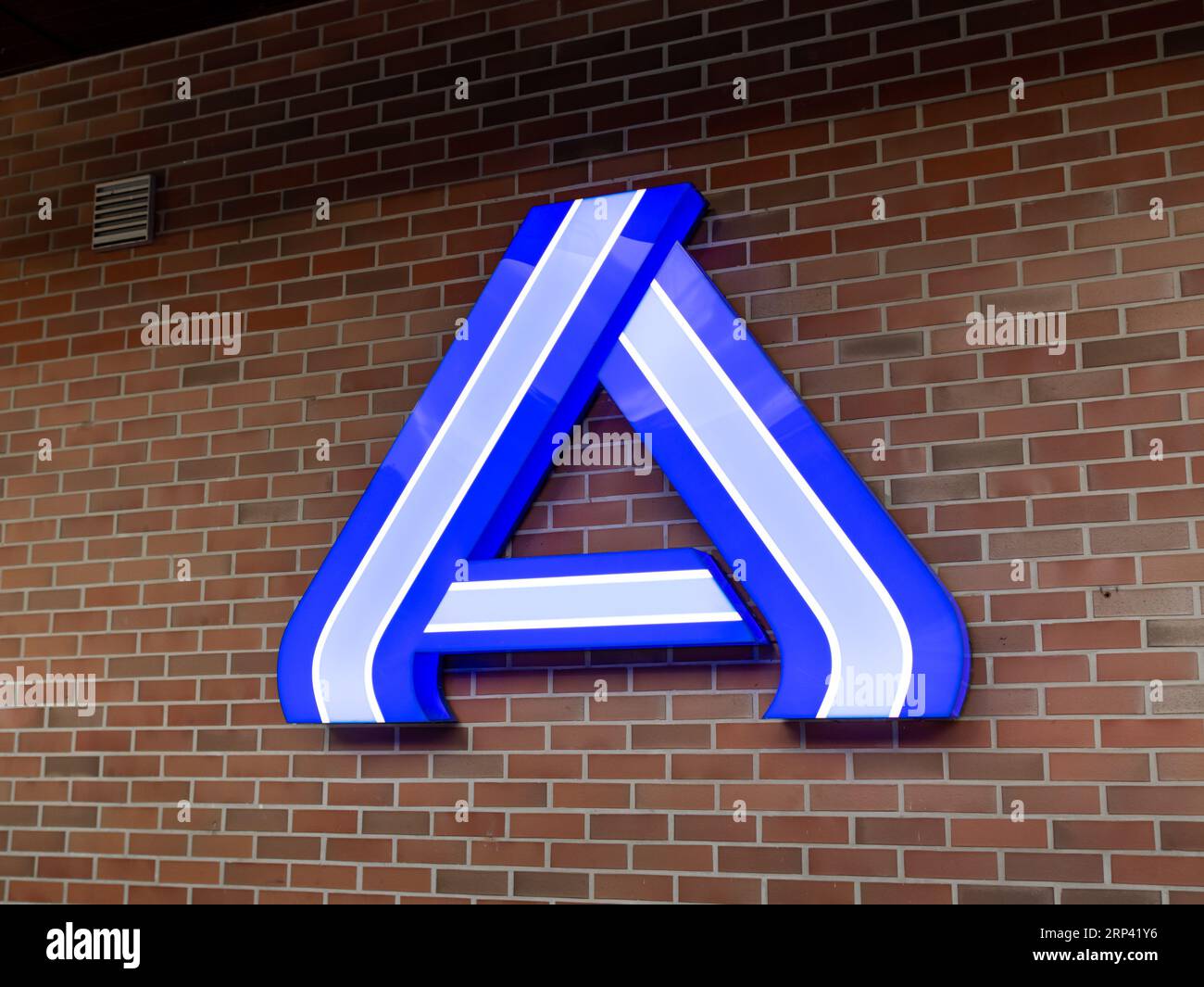 Signe logo Aldi Nord sur un mur de briques d'un supermarché. La grande lettre A est illuminée en bleu. L'épicerie propose de la nourriture et des boissons bon marché. Banque D'Images