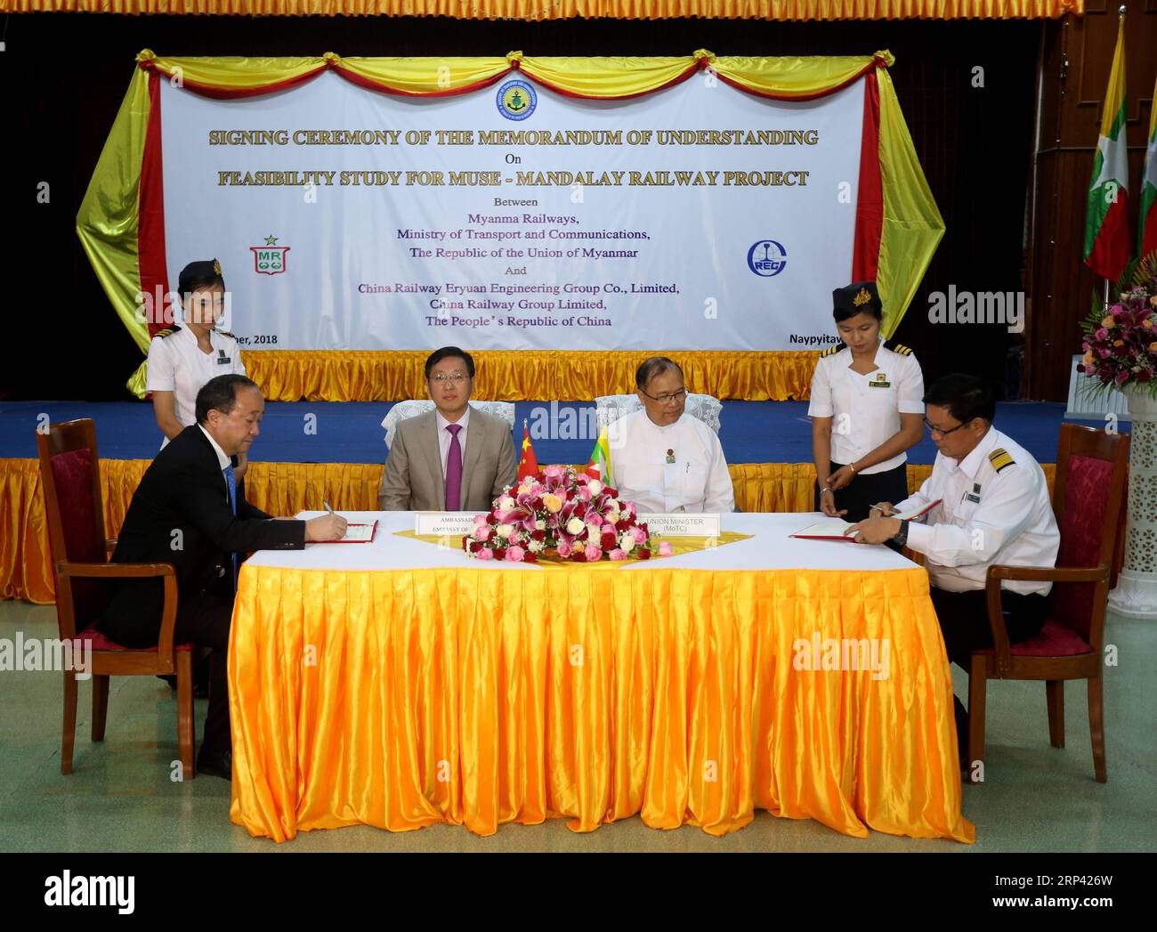 (181023) -- NAY PYI TAW, 23 octobre 2018 -- le directeur général des chemins de fer Myanma U Thuein Win(R, devant) signe un document avec Zhu Ying (L devant), président de China Railway Eryuan Engineering Group Co. Ltd, lors d’une cérémonie de signature d’un protocole d’accord (MoU) à Nay Pyi Taw, Myanmar, le 22 octobre 2018. La Chine et le Myanmar ont signé lundi un protocole d accord pour mener une étude de faisabilité sur un chemin de fer reliant Muse, une ville frontalière dans le nord-est de l État Shan du Myanmar, à Mandalay, la deuxième plus grande ville du pays dans le nord. )(YY) MYANMAR-NAY PYI TAW-CHINA-RAILWAY-MOU-SI Banque D'Images