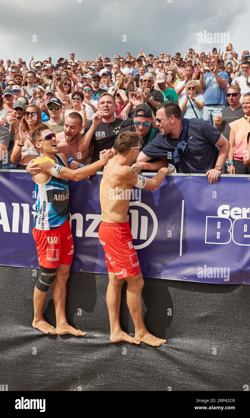 Timmendorfer Strand, Allemagne. 03 septembre 2023. Volleyball/Plage : Championnat d'Allemagne, hommes, demi-finales Bennet Poniewaz (l) David Poniewaz est heureux avec les supporters d'atteindre la finale. Crédit : Georg Wendt/dpa/Alamy Live News Banque D'Images