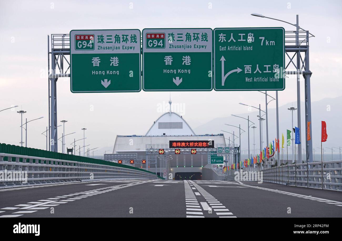 (181023) -- ZHUHAI, 23 octobre 2018 -- la photo prise le 20 octobre 2018 montre l'entrée du tunnel sur l'île artificielle ouest du pont Hong Kong-Zhuhai-Macao.) (Wyo) Xinhua Headlines : ouverture du plus long pont transversal au monde, intégrant la Grande Baie de Chine LiangxXu PUBLICATIONxNOTxINxCHN Banque D'Images