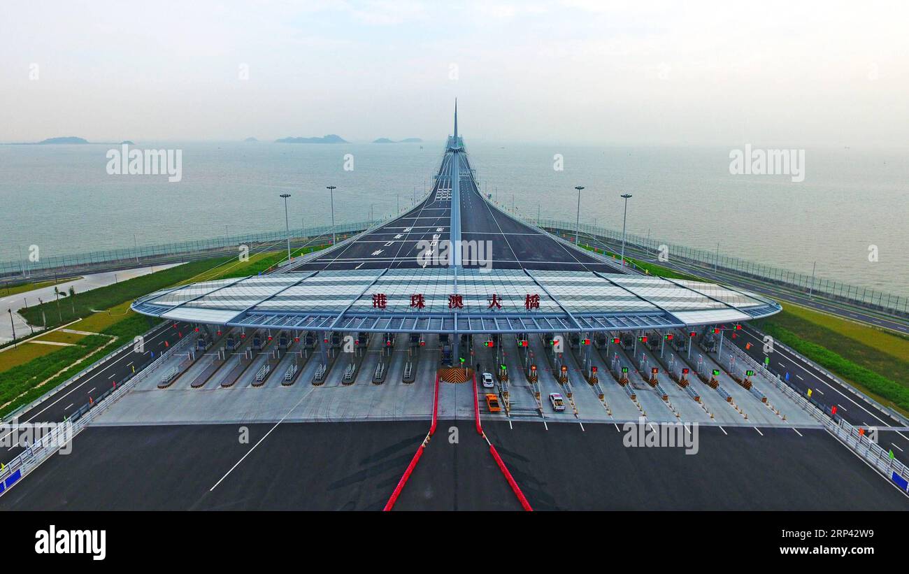 (181024) -- ZHUHAI, 24 octobre 2018 -- une photo aérienne prise le 24 octobre 2018 montre la porte de péage du pont Hong Kong-Zhuhai-Macao à Zhuhai, dans la province du Guangdong du sud de la Chine. Le pont a été officiellement ouvert à la circulation à 9 h le 24 octobre. ) (ZYD) CHINE-HONG KONG-ZHUHAI-MACAO PONT-OUVERT À LA CIRCULATION (CN) LIANGXXU PUBLICATIONXNOTXINXCHN Banque D'Images