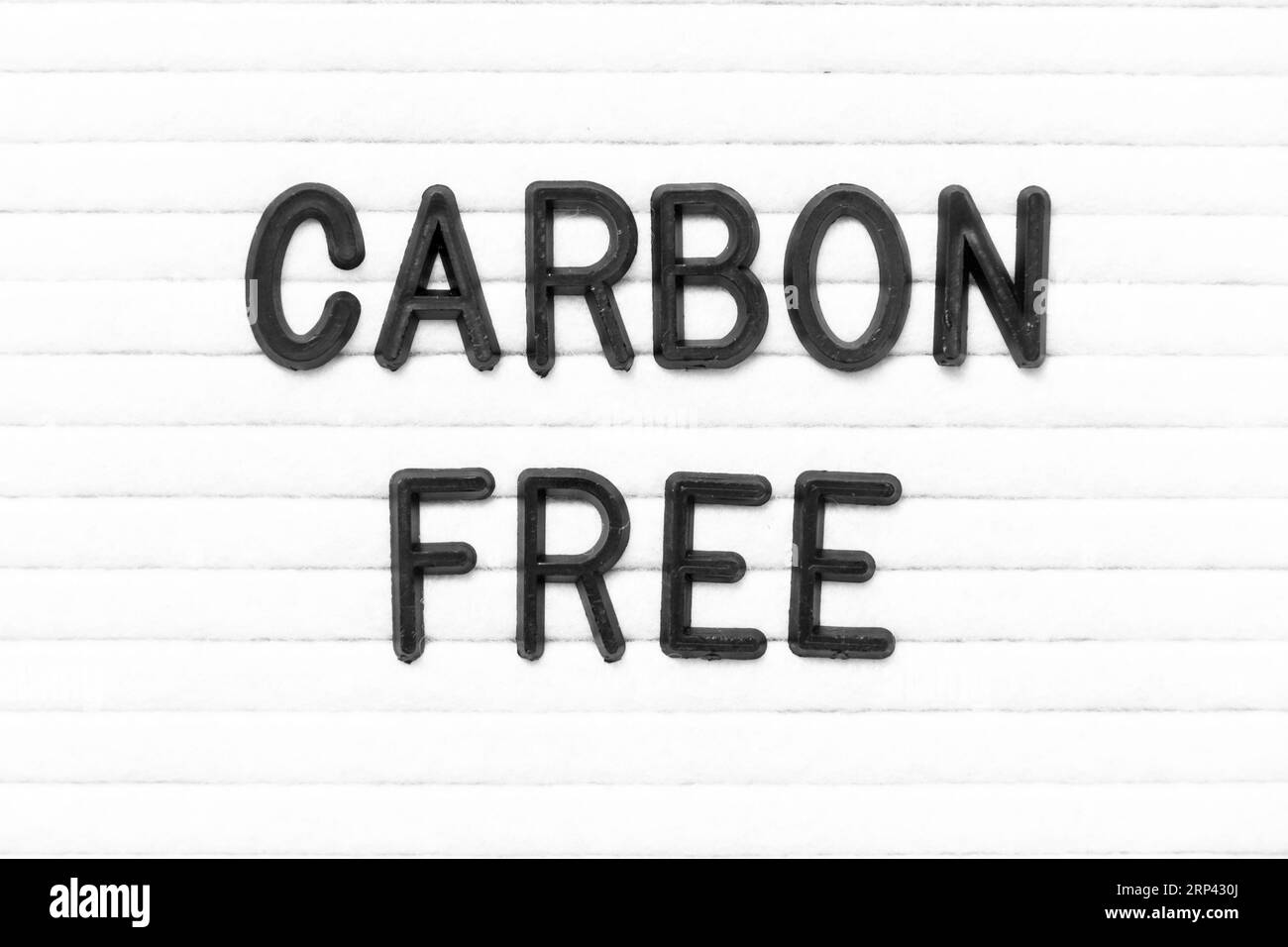 Lettre de couleur noire dans le mot Carbon Free sur fond de panneau de feutre blanc Banque D'Images