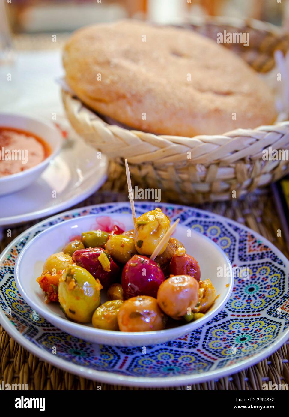 Plat marocain aux olives et pain posé sur la table à manger dans un restaurant à Marrakech Banque D'Images