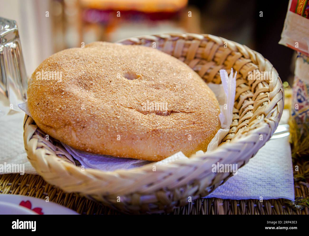 Gros plan de pain marocain dans un panier posé sur la table à manger dans un restaurant à Marrakech Banque D'Images