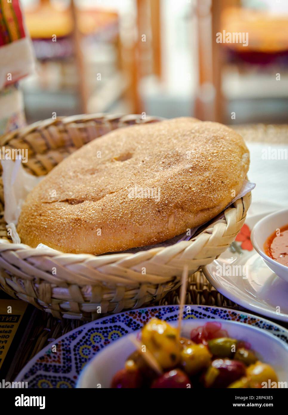 Pain marocain et olive posé sur la table à manger dans un restaurant à Marrakech Banque D'Images