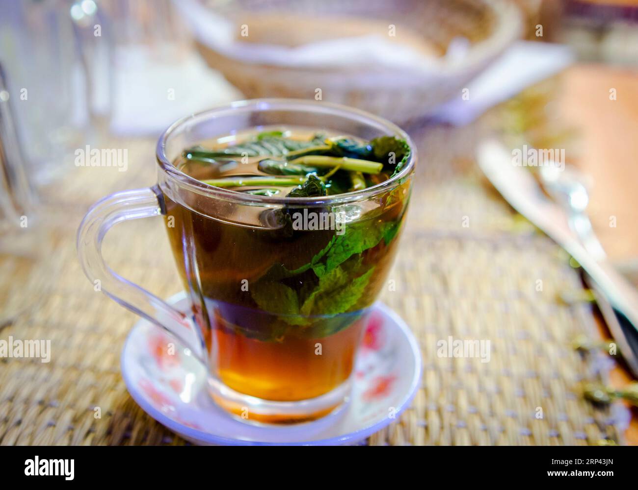 Un verre de thé à la menthe marocain posé sur la table à manger dans un restaurant à Marrakech Banque D'Images