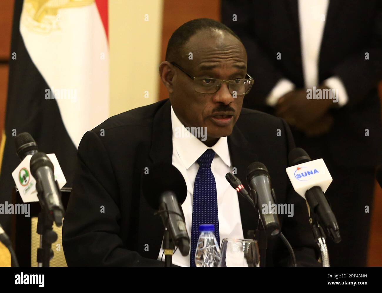 (181024) -- KHARTOUM, le 24 octobre 2018 -- le ministre soudanais des Affaires étrangères Al-Dirdiri Mohamed Ahmed prononce un discours à l'ouverture du Comité ministériel conjoint soudanais-égyptien à Khartoum, au Soudan, le 24 octobre 2018. Le Soudan et l'Egypte ont convenu mercredi de coordonner leurs efforts sur les questions régionales et internationales. ) SOUDAN-KHARTOUM-COMITÉ MINISTÉRIEL SOUDANAIS-ÉGYPTIEN MOHAMEDXKHIDIR PUBLICATIONXNOTXINXCHN Banque D'Images