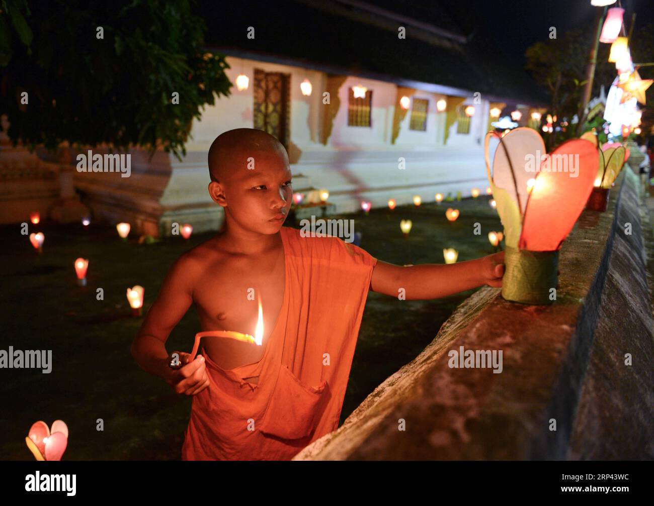 Laos, OK Phansa Fest à Luang Prabang (181025) -- LUANG PRABANG, le 25 octobre 2018 -- Un moine bouddhiste lao allume des bougies pendant le festival OK Phansa à Luang Prabang, Laos, le 24 octobre 2018.) (yk) LAOS-LUANG PRABANG-OK PHANSA FESTIVAL LiuxAilun PUBLICATIONxNOTxINxCHN Banque D'Images