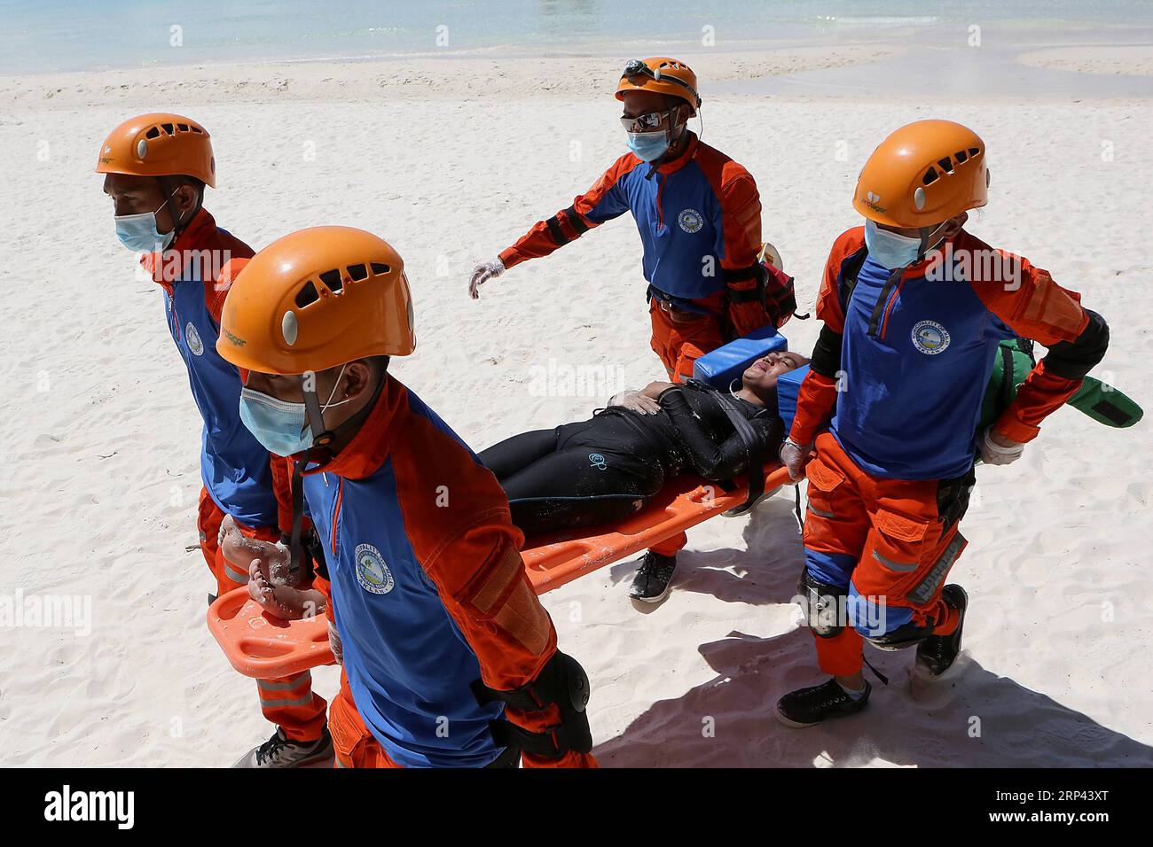 (181025) -- ÎLE DE BORACAY, 25 octobre 2018 -- des sauveteurs transportent une fausse victime lors d'une démonstration de sécurité le long de la plage de l'île de Boracay, aux Philippines, le 25 octobre 2018. La célèbre île balnéaire de Boracay aux Philippines sera rouverte le 26 octobre. )(yy) PHILIPPINES-BORACAY ISLAND-DÉMONSTRATION DES CAPACITÉS DE SÉCURITÉ ROUELLExUMALI PUBLICATIONxNOTxINxCHN Banque D'Images