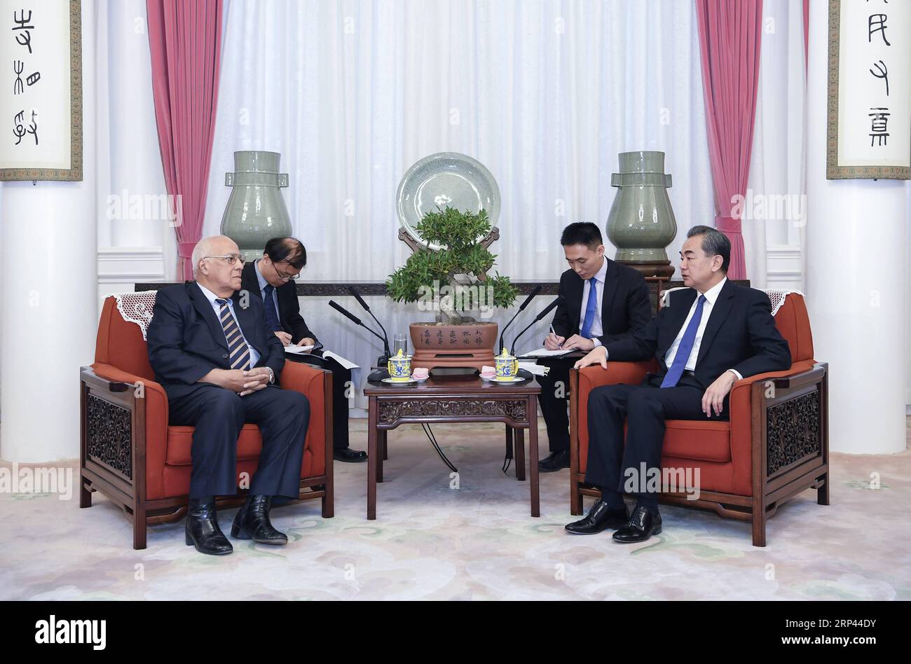 (181025) -- PÉKIN, le 25 octobre 2018 -- le conseiller d'État chinois et ministre des Affaires étrangères Wang Yi rencontre le vice-président du Conseil des ministres cubain Ricardo Cabrisas à Pékin, capitale de la Chine, le 25 octobre 2018. )(mcg) CHINA-CUBA-WANG YI-CABRISAS-MEETING (CN) ZhangxLing PUBLICATIONxNOTxINxCHN Banque D'Images
