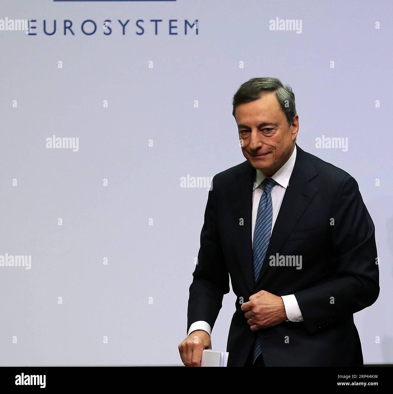(181026) -- FRANCFORT, le 26 octobre 2018 -- le président de la BCE Mario Draghi assiste à une conférence de presse au siège de la BCE à Francfort, en Allemagne, le 25 octobre 2018. La Banque centrale européenne (BCE) a décidé jeudi de maintenir inchangés les taux directeurs ainsi que les orientations à terme renforcées sur ceux-ci pour la zone euro. ) (yk) CONFÉRENCE DE PRESSE ALLEMAGNE-FRANCFORT-BCE LuoxHuanhuan PUBLICATIONxNOTxINxCHN Banque D'Images